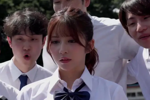 SONE 619 Cô nữ sinh bị bạn bè cho uống thuốc kích tình